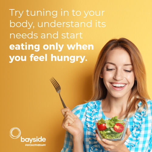 Happy woman with straight blonde hair with a transparent bowl of salad in one hand and a fork in the other hand, wearing a white and turquoise blouse on a yellow background, with the text 